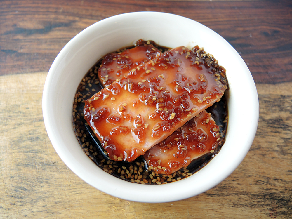 https://manfuel.files.wordpress.com/2015/03/man-fuel-food-blog-spam-musubi-recipe-spam-marinating-in-teriyaki-sauce.jpg
